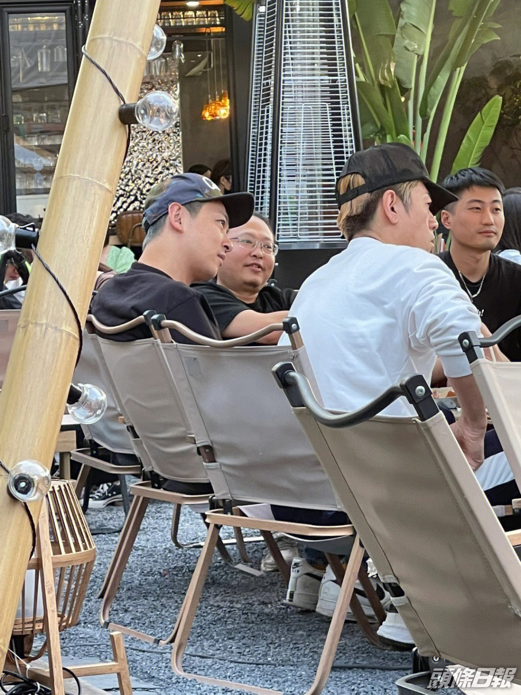 有內地網民巧在咖啡店巧還梁競徽，側面見他臉部似乎比以前漲了不少。